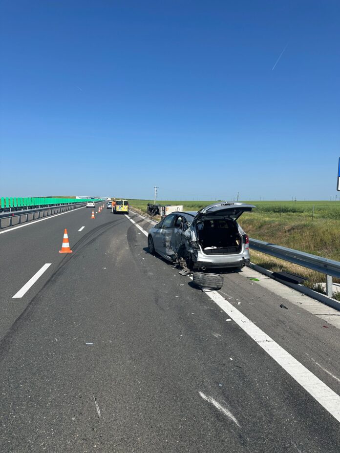 TIR răsturnat pe DEx12, după impactul, cu o mașină staționată. Două persoane, au ajuns la spital