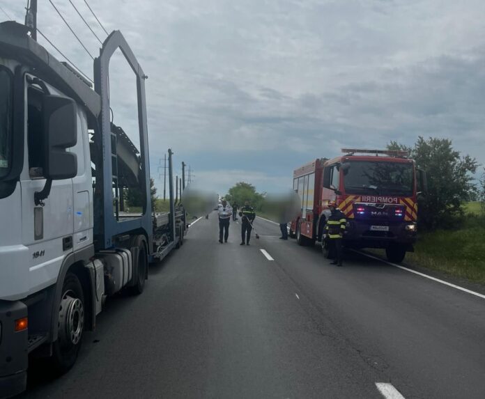 Accident rutier la ieșirea din Hunia: trei persoane au ajuns la spital