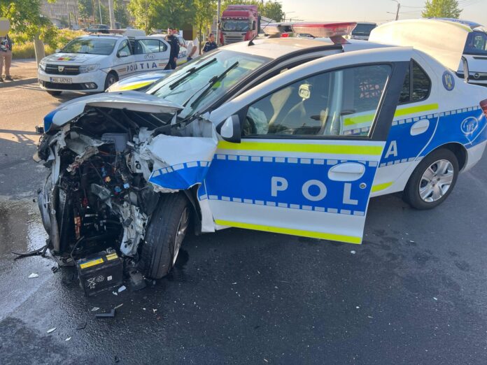 Urmărire ca-n filme în Craiova: mașină de poliție lovită frontal de un șofer fugar