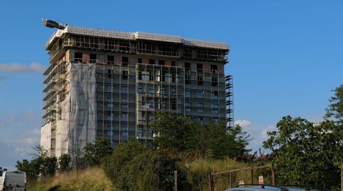 dezvoltare Ce s-a întâmplat cu blocul de nouă etaje construit lângă depozitul de armament din Craiova.